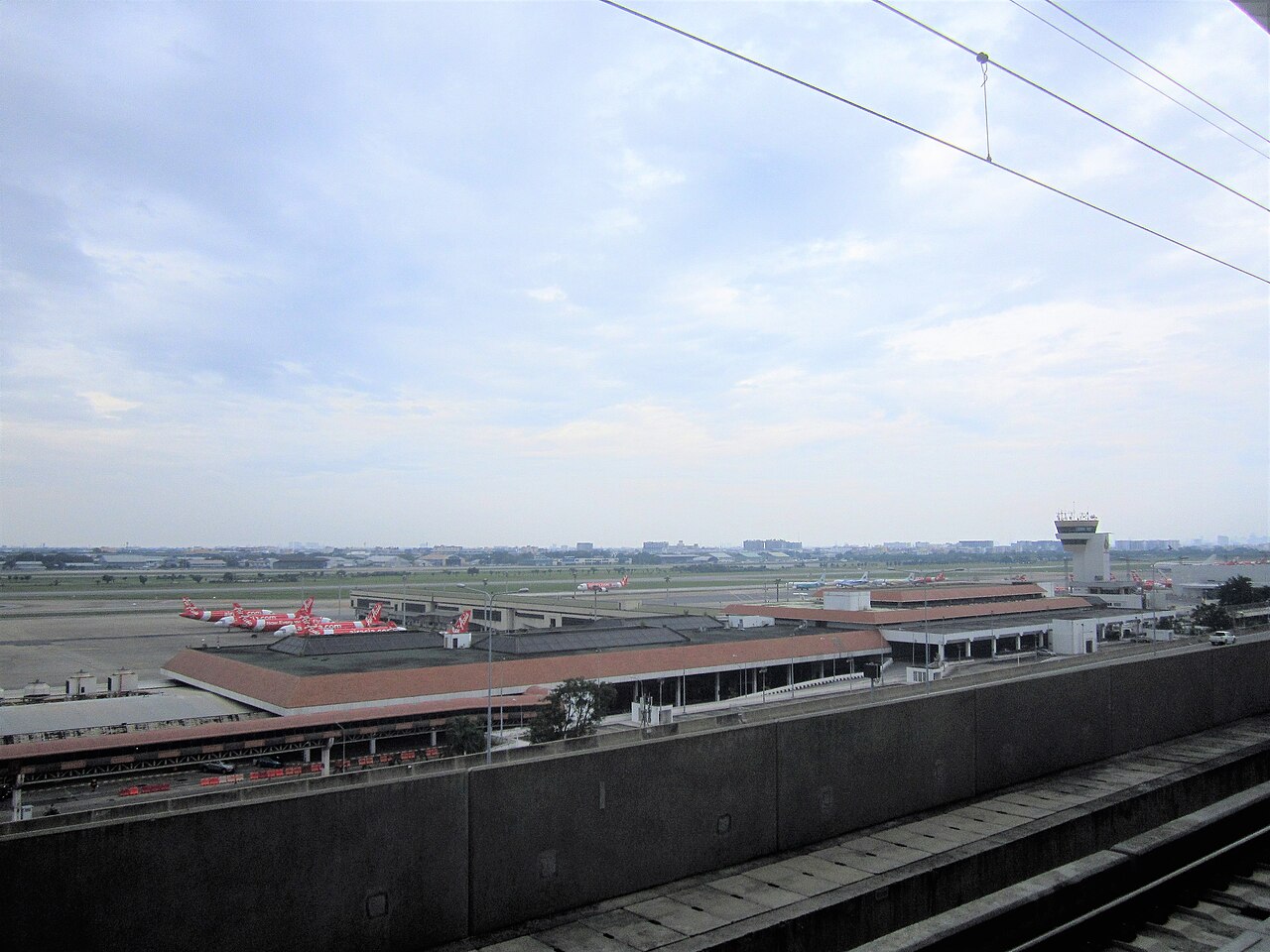 Don Mueang airport apron and low-cost aircraft seen from the SRT Red Line station platform - Thailand budget travel guide to DMK transfers