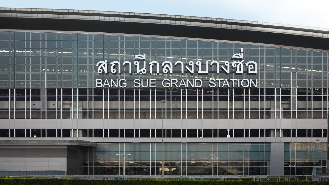 Krung Thep Aphiwat Central Terminal in Bangkok, departure station for Special Express 43 to Hua Hin and a key stop for Thailand budget travel by train