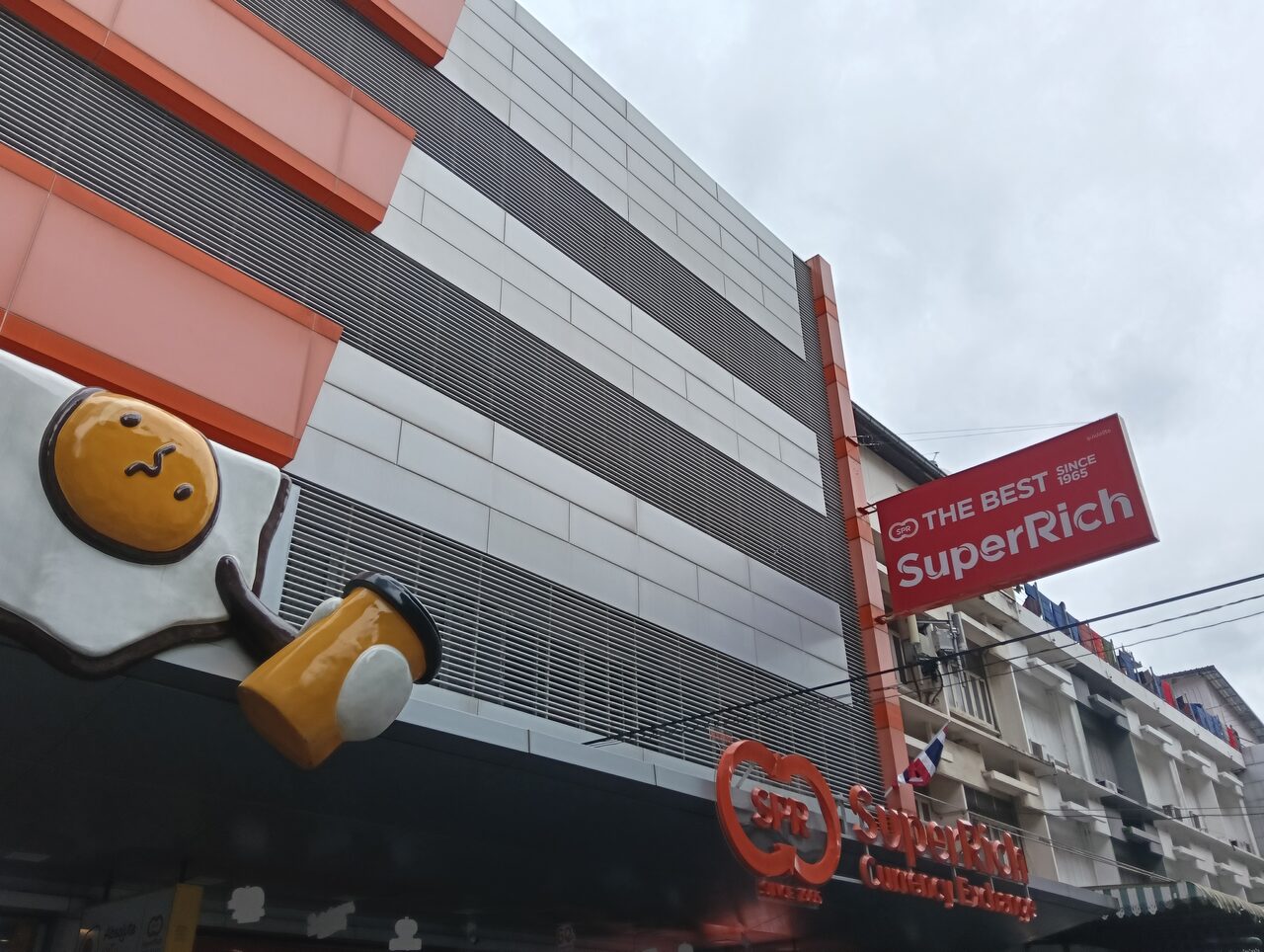 The SuperRich 1965 head office on Ratchadamri Road in Bangkok, the city booth that sets the benchmark for money exchange Thailand rates and Thailand travel costs