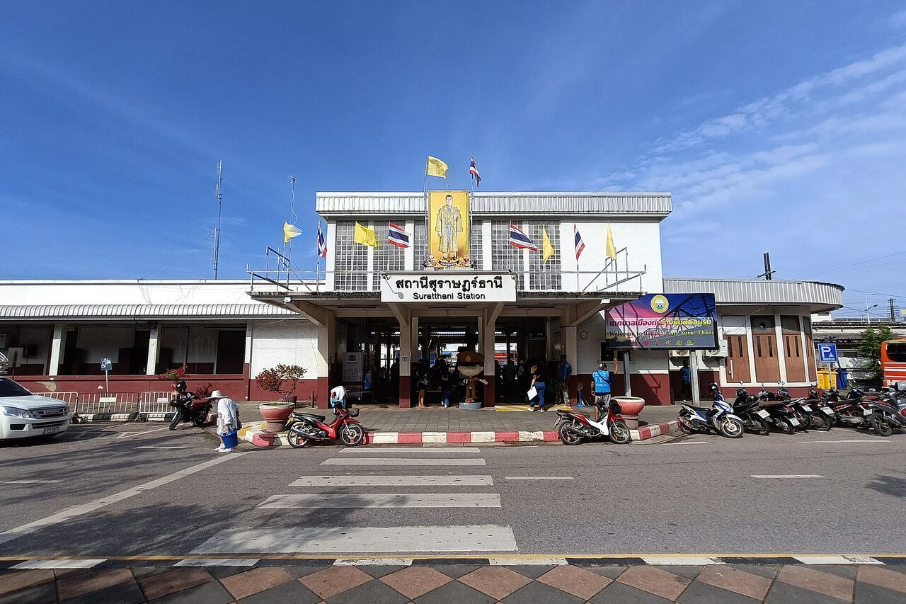 Surat Thani railway station at Phun Phin, the transfer point where Thailand budget travel from Bangkok to Phuket switches from the sleeper train to the 370-baht connecting bus