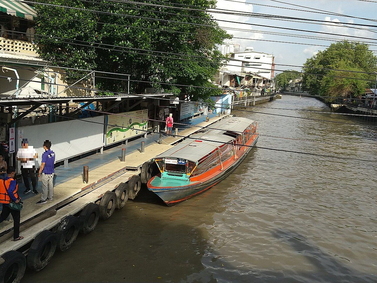 Passengers boarding a Khlong Saen Saep canal boat at Panfa Leelard Pier near the Golden Mount, the 17-baht Bangkok budget travel route from Pratunam